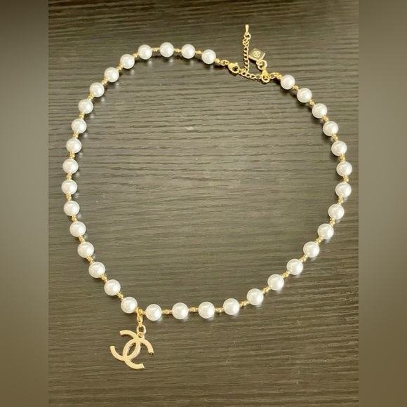 Chanel Beauté Pearl & Gold CC Charm Gift Necklace - Picture 1 of 6